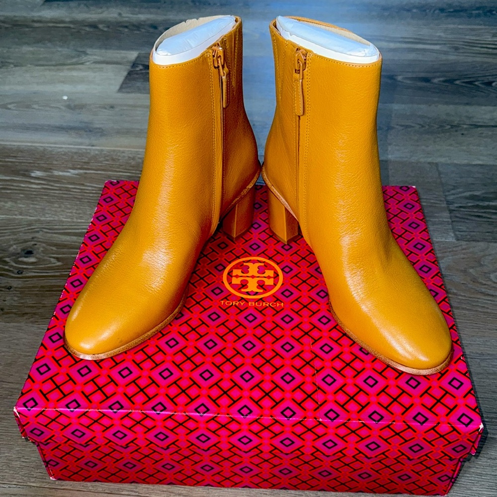 TORY BURCH BROOKE STAMPED HEEL ROUND TOE LEATHER BOOTIE IN CARAMEL CORN - 9 - Picture 10 of 16
